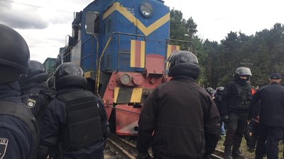 Сутички з правоохоронцями Сутички з правоохоронцями
