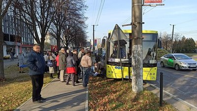 У Львові водієві маршрутки стало погано за кермом. Медики констатували смерть