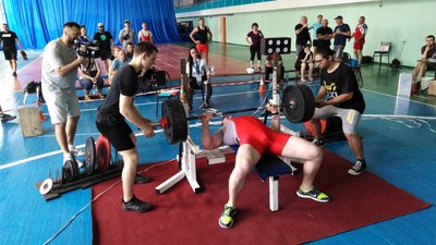 У Миколаєві військові, поліцейські, рятувальники та спецпризначенці змагалися у жимі лежачи