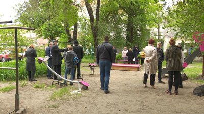 У Дніпрі протестують проти демонтажу дитячого майданчика, встановленого два місяці тому (репортаж) У Дніпрі протестують проти демонтажу дитячого майданчика, встановленого два місяці тому (репортаж)