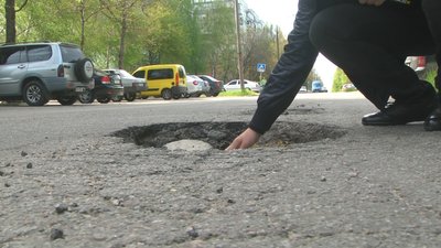 У Запоріжжі через незадовільний стан доріг містяни запустили флешмоб в соцмережах