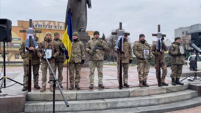 У Рівному попрощались із трьома бійцями, які в різний період загинули на Донеччині У Рівному попрощались із трьома бійцями, які в різний період загинули на Донеччині