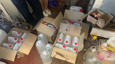 48-річний коростенець організував торгівлю нелегальним алкоголем – поліція вилучила тонну спирту та тисячі пачок цигарок