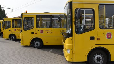 На Буковині понад 100 шкільних автобусів віддали на потреби ЗСУ. Як возитимуть учнів