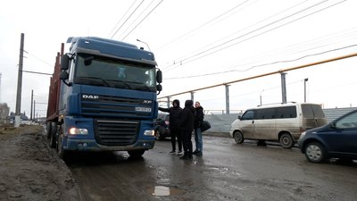 У селі біля Рівного вантажівки псують асфальт. Про що домовилась громада та завод