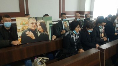 У залі суду рідні та друзі тримають портрети Марти і Василя У залі суду рідні та друзі тримають портрети Марти і Василя
