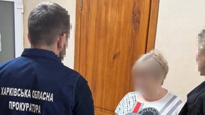 Слідчі прокуратури вручають жінці підозру в колабораціонізмі