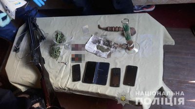 У трьох волинян вилучили арбалет, наркотики та боєприпаси У трьох волинян вилучили арбалет, наркотики та боєприпаси