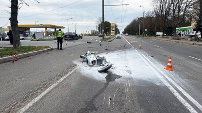У Рівному загорівся мотоцикл після зіткнення з автомобілем: мотоцикліст помер у лікарні