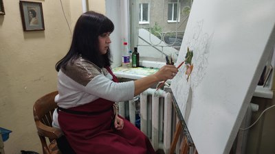 Художниця з Полтави Марина Рожнятовська працює над картиною Художниця з Полтави Марина Рожнятовська працює над картиною