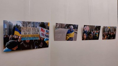 На Тернопільщині у замку відкрили виставку "Нескорений Херсон"