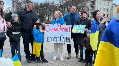 У Тернополі святкували звільнення Херсона У Тернополі святкували звільнення Херсона