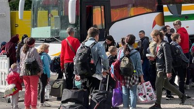 Зі Львівщини до Великої Британії вперше відправили понад сотню дітей-сиріт із зони бойових дій