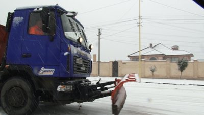 Чотири машини підсипають дороги і п`ять тракторів розчищають тротуари Ужгорода