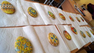 На Львівщині переселенці розмальовують великодні пряники для бійців – фоторепортаж