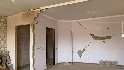 На Тернопільщині мешканці зруйнованих ракетами будинків збирають гроші на ремонти На Тернопільщині мешканці зруйнованих ракетами будинків збирають гроші на ремонти