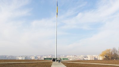 Заспівали гімн та підняли прапори. На Центральній площі в Чернівцях відзначили День єднання Заспівали гімн та підняли прапори. На Центральній площі в Чернівцях відзначили День єднання