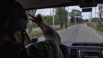 Водій махає рукою українським солдатам під час евакуації цивільних у Дружківці 28 червня