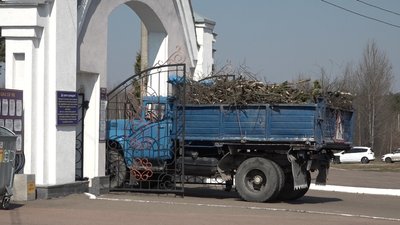 Більше 2 тисяч кубометрів сміття вивезли з кладовищ Житомира напередодні поминальних днів Більше 2 тисяч кубометрів сміття вивезли з кладовищ Житомира напередодні поминальних днів