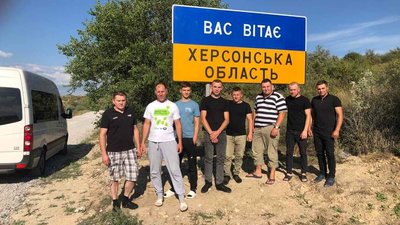 Волонтери з Волині у селі Благодатівка на Херсонщині Волонтери з Волині у селі Благодатівка на Херсонщині