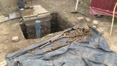 Кістки належать молодій людині зростом понад метр вісімдесят сантиметрів, кажуть археологи