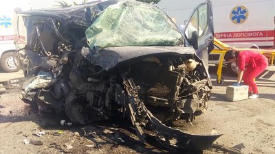 На Житомирщині зіткнулися вантажівка та бус – одна людина загинула На Житомирщині зіткнулися вантажівка та бус – одна людина загинула