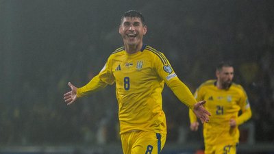 Руслан Маліновський у матчі за збірну України проти Ісландії