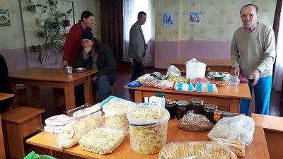 Продукти та одяг передала волонтерка безхатькам у Кропивницькому