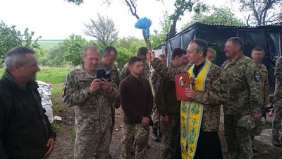 "Не маємо вбивати, але повинні захищатися" Інтерв’ю з військовим капеланом про роботу на фронті "Не маємо вбивати, але повинні захищатися" Інтерв’ю з військовим капеланом про роботу на фронті
