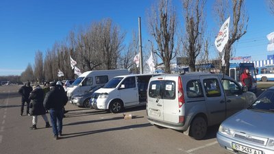 У Херсоні підприємці провели автопробіг та мітинг проти знесення ринків та фіскалізації У Херсоні підприємці провели автопробіг та мітинг проти знесення ринків та фіскалізації