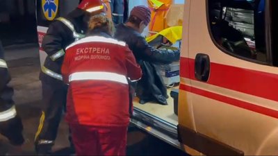 Змерзла у крижаній воді. В Охтирці врятували жінку, яка провалилася в ополонку