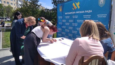 У Житомирі кожен може долучитися до вишивання картини, яку подарують місту до Дня вишиванки У Житомирі кожен може долучитися до вишивання картини, яку подарують місту до Дня вишиванки