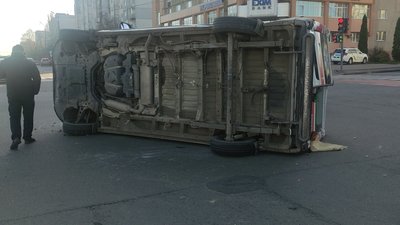 У Хмельницькому внаслідок ДТП перекинувся автомобіль швидкої. 1.11.2022р У Хмельницькому внаслідок ДТП перекинувся автомобіль швидкої. 1.11.2022р