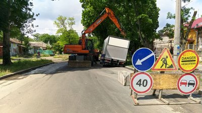 Новий асфальт. У Миколаєві автівка провалилась двома колесами під землю
