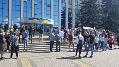 Просять дозволу обслуговувати клієнтів всередині – у Рівному пікетують міськраду