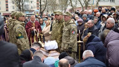На Тернопільщині попрощалися з військовослужбовцем Петром Батьківським На Тернопільщині попрощалися з військовослужбовцем Петром Батьківським