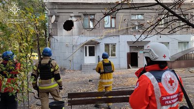 "Як гепнуло – я скоріше за документи та вискочила у двір". Що розповідають очевидці про ракетний обстріл Запоріжжя "Як гепнуло – я скоріше за документи та вискочила у двір". Що розповідають очевидці про ракетний обстріл Запоріжжя