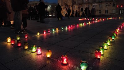 "Запали свічку": у Черкасах вшанували жертв Голодоморів в Україні "Запали свічку": у Черкасах вшанували жертв Голодоморів в Україні