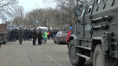 Військова техніка на вулиця Нових Санжар Військова техніка на вулиця Нових Санжар