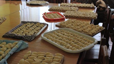 Три тисячі штук за два дні. У селі на Франківщині ліплять вареники для українських бійців Три тисячі штук за два дні. У селі на Франківщині ліплять вареники для українських бійців