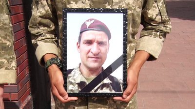 У Житомирі родинам загиблих військових передали державні нагороди У Житомирі родинам загиблих військових передали державні нагороди