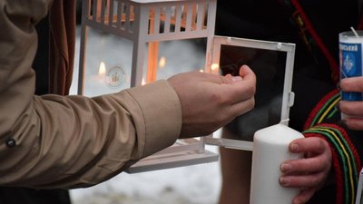 На Закарпаття привезли Вифлеємський вогонь миру. Далі його передадуть в усі регіони України На Закарпаття привезли Вифлеємський вогонь миру. Далі його передадуть в усі регіони України