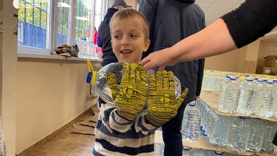 Тисячі бутлів: одесити відвезли до Миколаєва понад два мільйони літрів води Тисячі бутлів: одесити відвезли до Миколаєва понад два мільйони літрів води