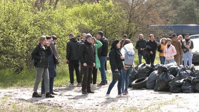 "День довкілля": у Черкасах містяни долучились до прибирання набережної "День довкілля": у Черкасах містяни долучились до прибирання набережної