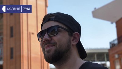 Учасники фестивалю "DIY графіті" розмалювали стіни довкола стадіону в Сумах Учасники фестивалю "DIY графіті" розмалювали стіни довкола стадіону в Сумах