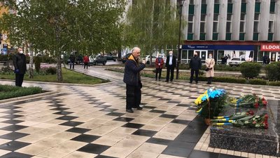 Кропивничани приносили квіти до меморіалу жертвам Чорнобиля впродовж дня Кропивничани приносили квіти до меморіалу жертвам Чорнобиля впродовж дня