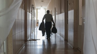 У Чернівцях шпиталізували чоловіка з пораненням ока гумовою кулею