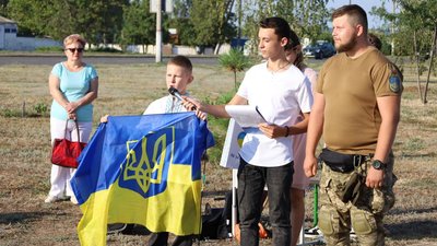 З нагоди Дня державного прапора в Миколаєві підняли найбільший прапор України в регіоні З нагоди Дня державного прапора в Миколаєві підняли найбільший прапор України в регіоні