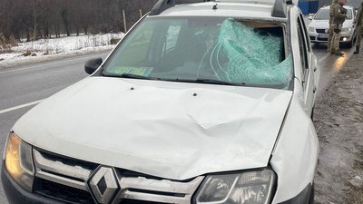 Раптово вискочив перед автомобілем прикордонників, які переслідували порушників: на Закарпатті в ДТП травмувався чоловік