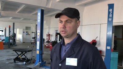 Майстер виробничого навчання Олександр Холодюк розповів про нове устаткування, лютий-2024. Фото: Суспільне Хмельницький Майстер виробничого навчання Олександр Холодюк розповів про нове устаткування, лютий-2024. Фото: Суспільне Хмельницький